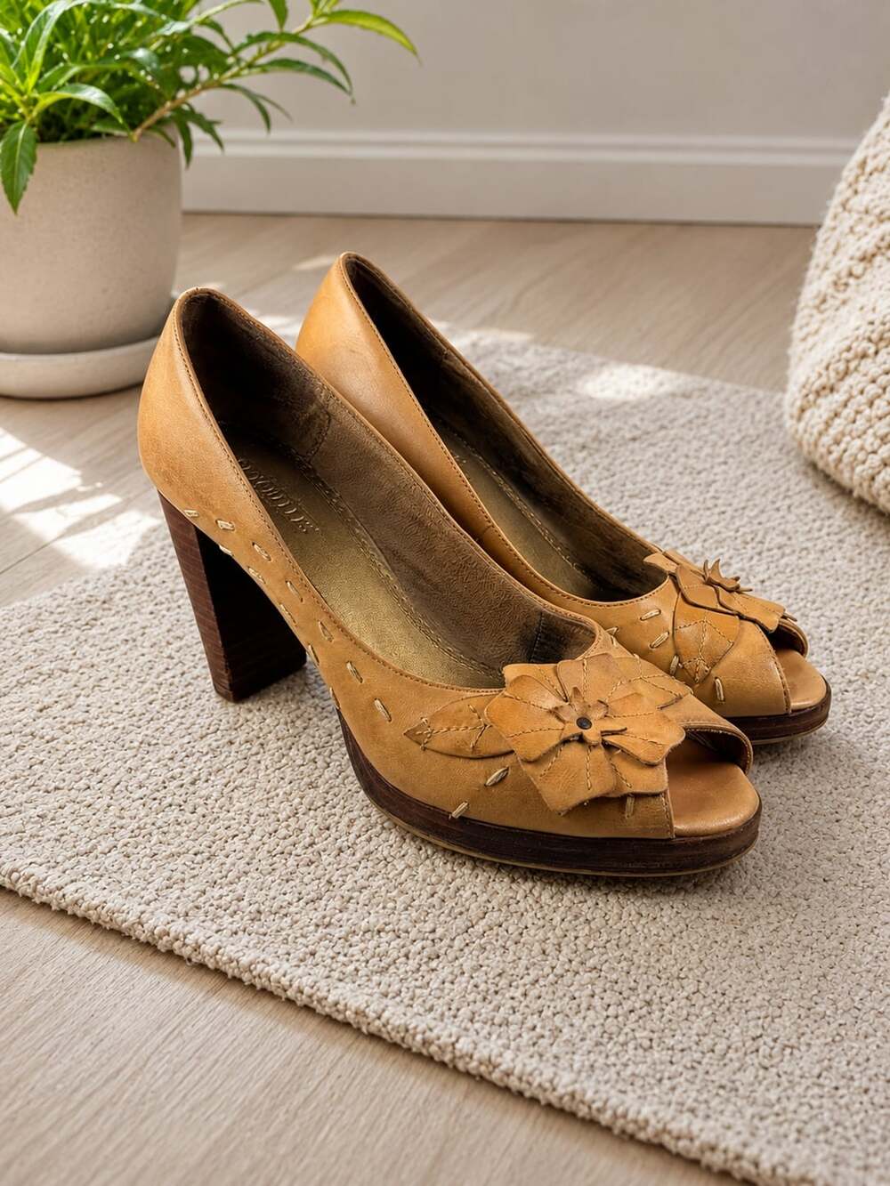 Seychelles Tan Leather Peep Toe Block Heel Pumps Floral Detail Women’s Size 8